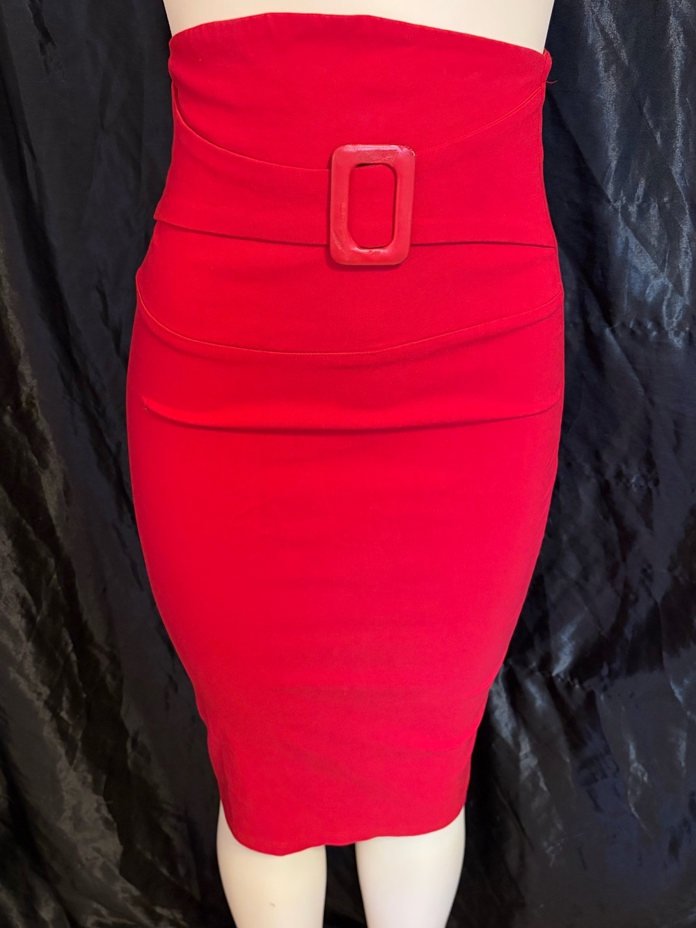 Fashion Magazine Red High-Waist Pencil Skirt with Decorative Buckle
